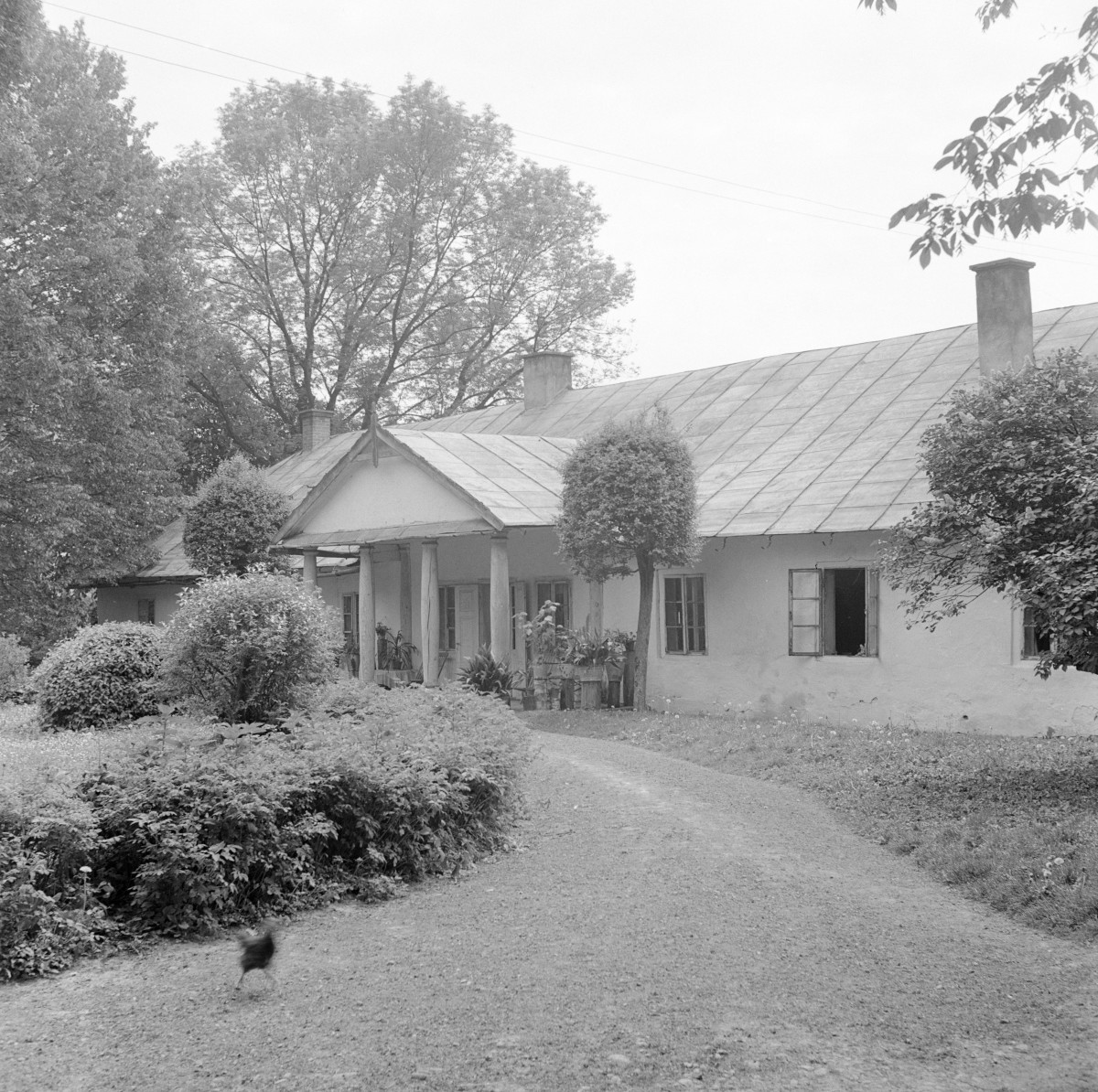 dworek - elewacja frontowa, skan 1