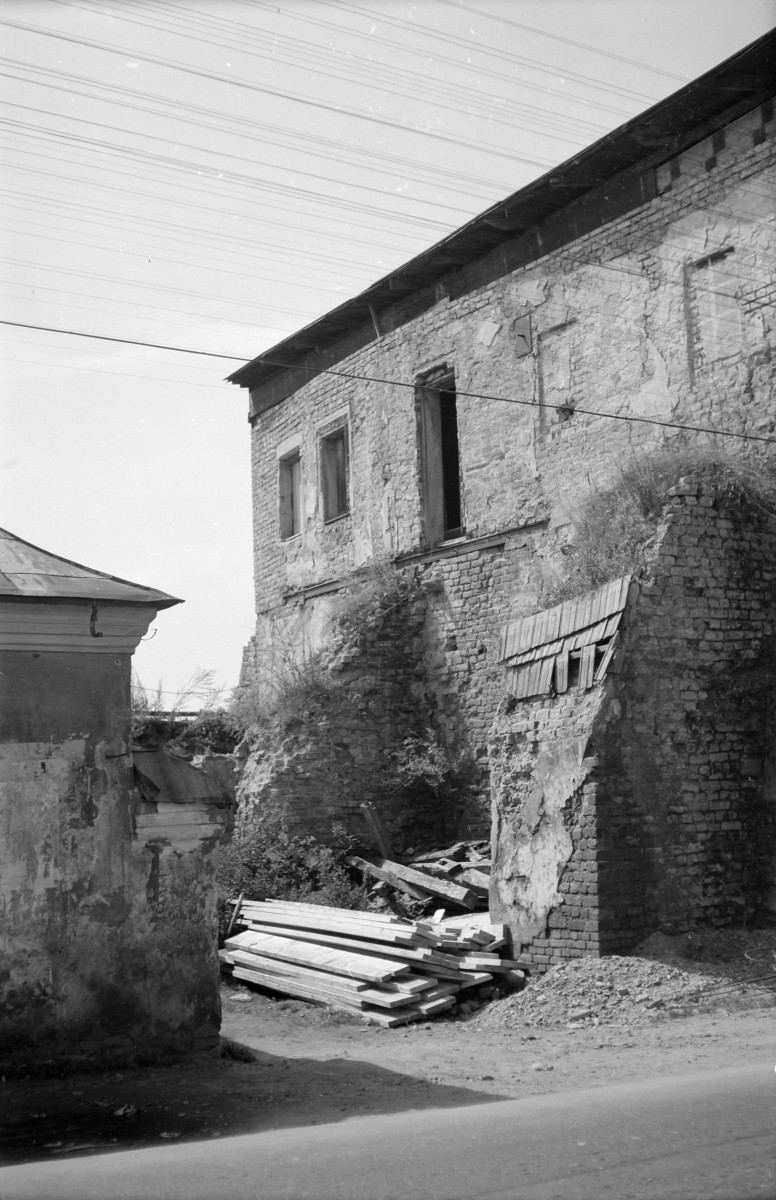Dom Barianów-Rokickich - fragment zniszczonej elewacji., skan 1