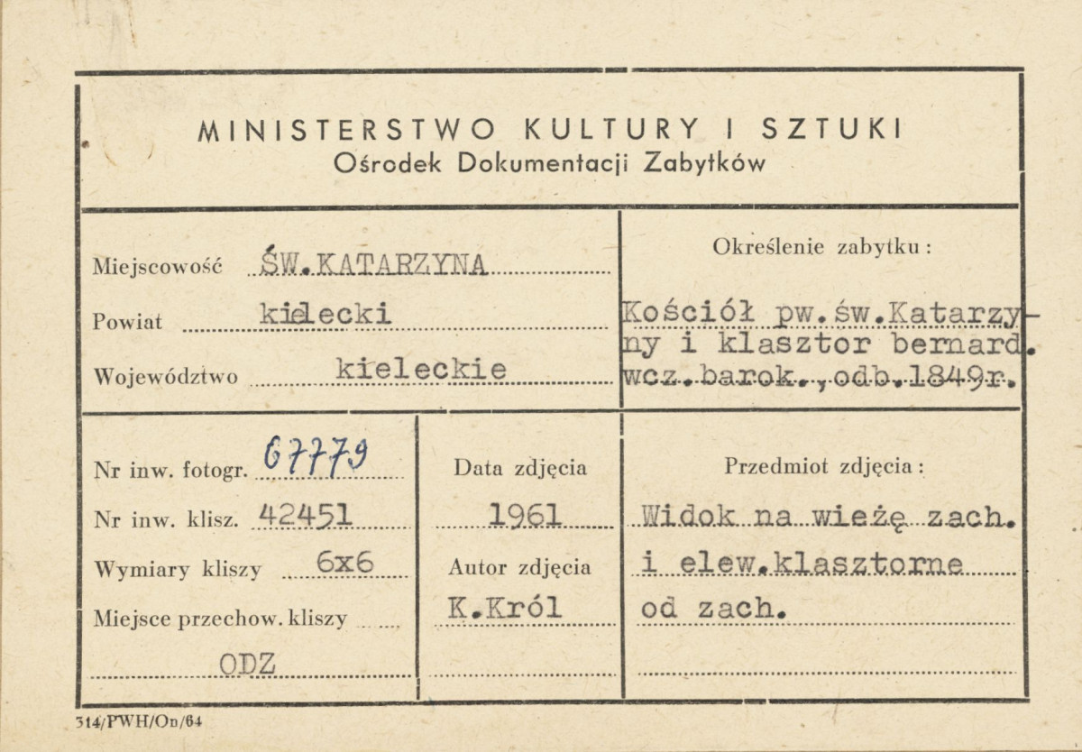 Zespół klasztorny - widok od strony płd. na wieżę i fragment  przyległej zabudowy - metryczka, skan 1