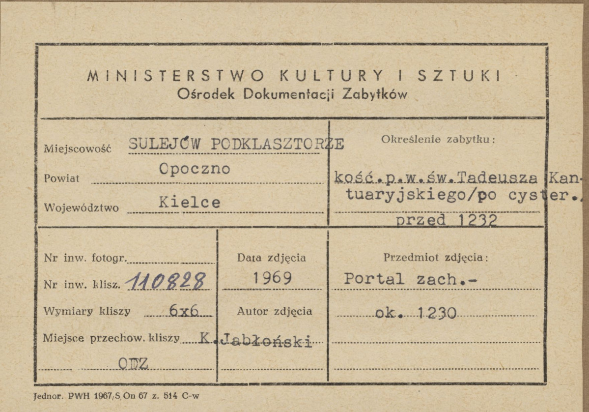 Zespół opactwa cystersów - fragment fasady kościoła, widok na portal - metryczka, skan 1
