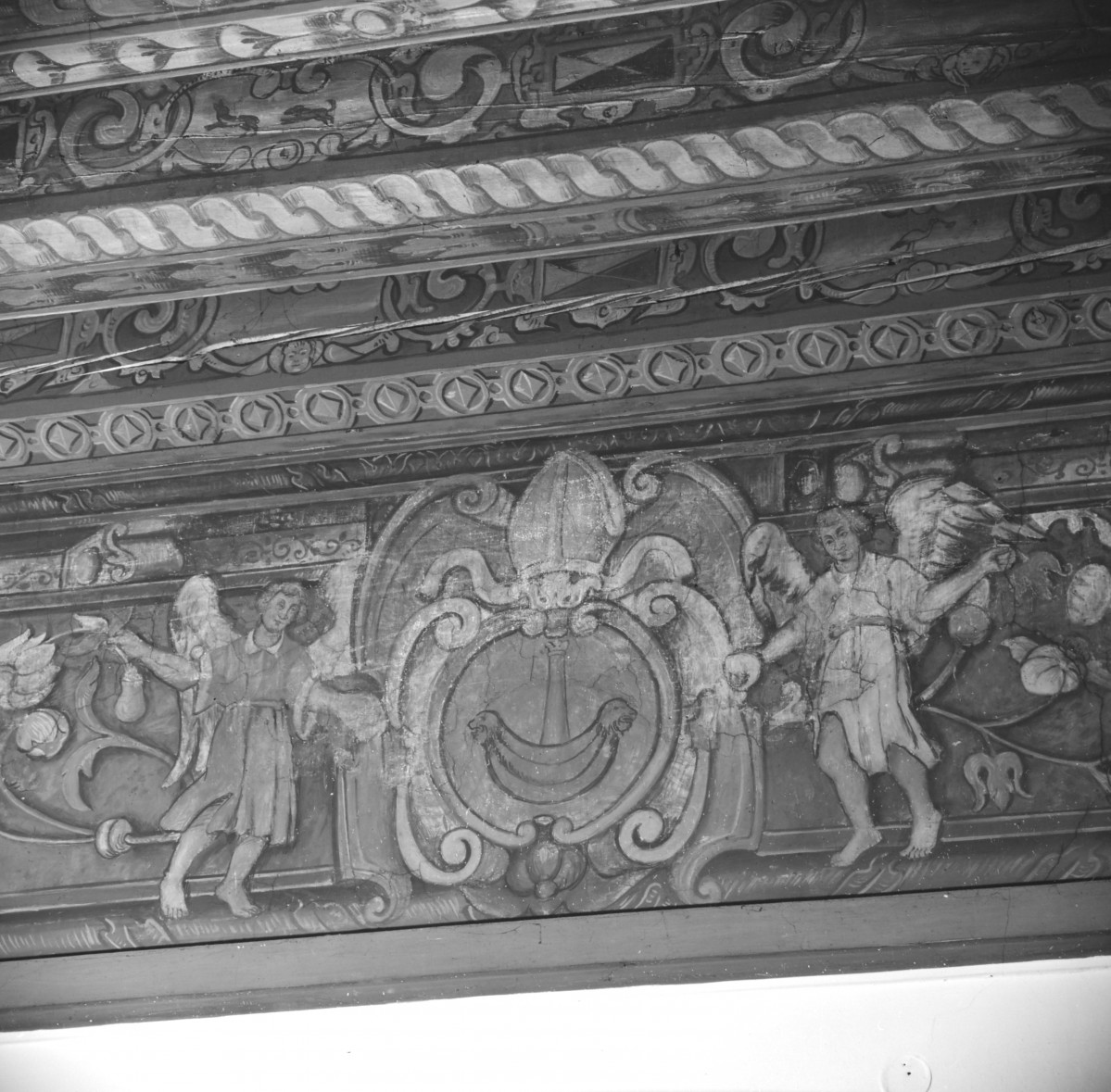 pałac Biskupów Krakowskich - Pierwszy Pokój Biskupi /I p./ - fragment fryzu - herb Korab, skan 1