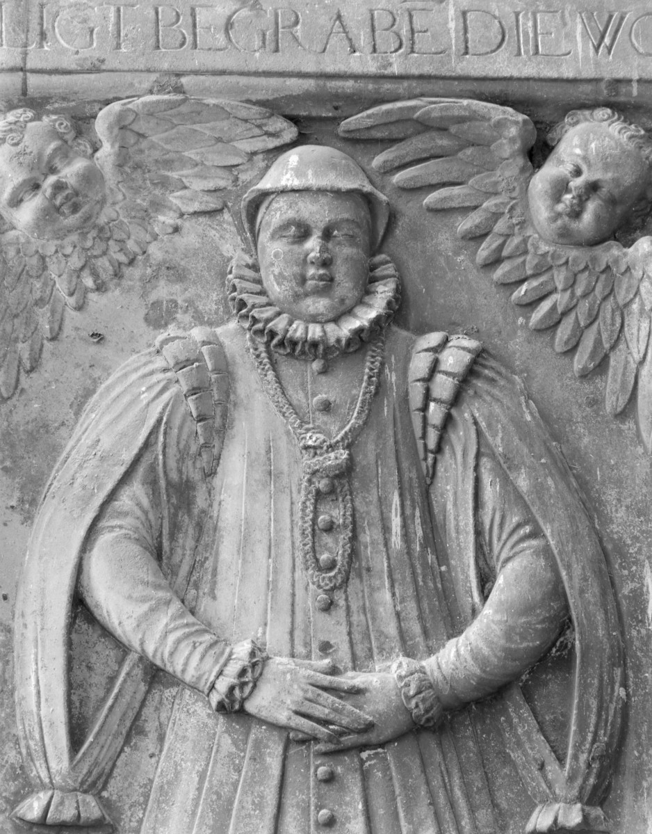kościół pw. św. Marii Magdaleny, ob. katedra polskokatolicka - wnętrze: nagrobek, fragment, skan 1