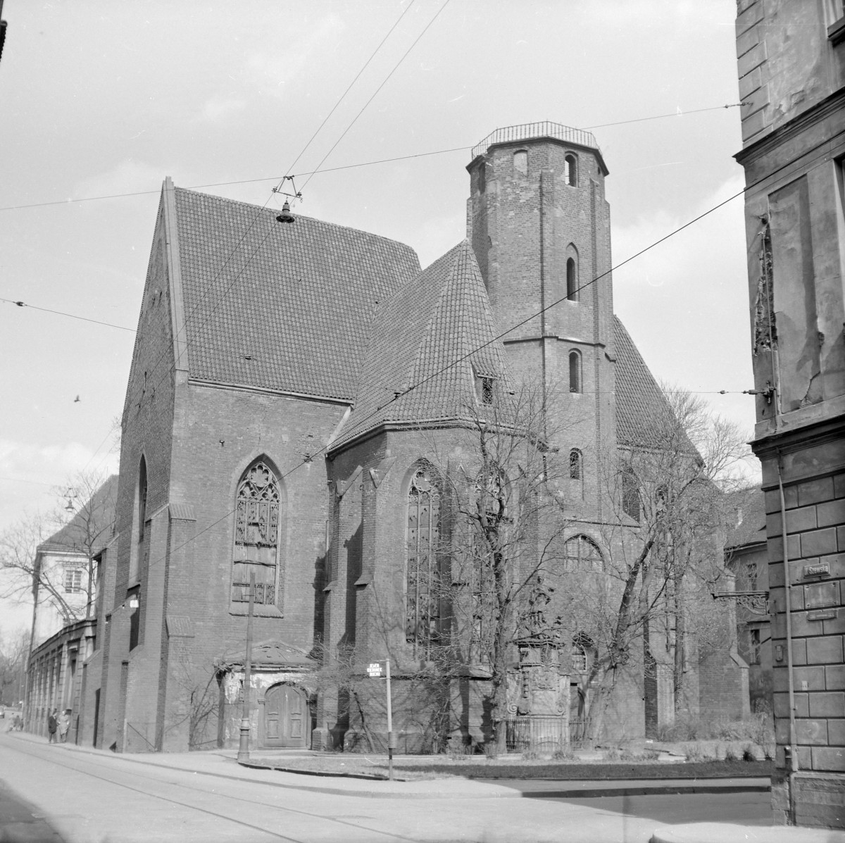 Kościół św. Macieja. Korpus nawowy ma formę halową, z wysokimi, ostrołukowymi oknami wypełnionymi maswerkiem. Okna są smukłe, o wyraźnie wertykalnym rytmie, co podkreśla strzelistość kompozycji. Ściany zewnętrzne artykułowane są przyporami, wzmacniającymi konstrukcję i porządkującymi podziały elewacji. Ośmioboczna wieża, wznosząca się nad skrzyżowaniem naw lub w rejonie prezbiterium. Wieża ma prostą, surową formę, z wąskimi, ostrołukowymi przeźroczami i platformą widokową w zwieńczeniu. , skan 1