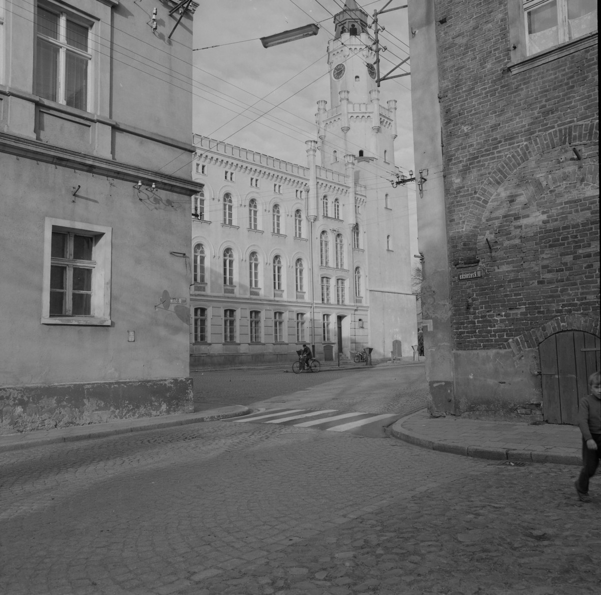 ratusz - elewacja boczna, widok od ulicy, skan 1
