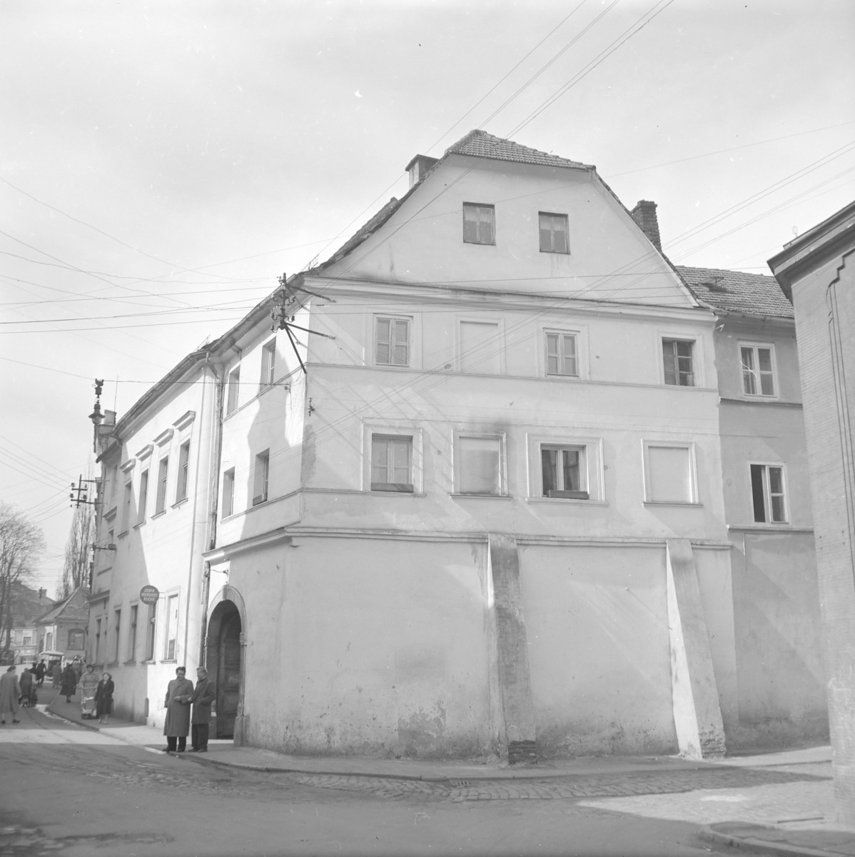 Zabudowa miejska. Kamienica z przyporami i dachem mansardowym., skan 1