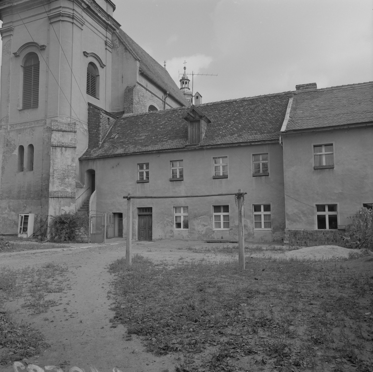 klasztor franciszkanów - elewacja od strony dziedzińca , skan 1