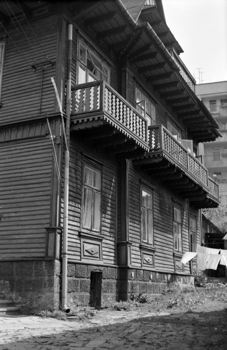 Willa - fragment elewacji, widoczne balony, elewacja szalowana poziomo, skan 1