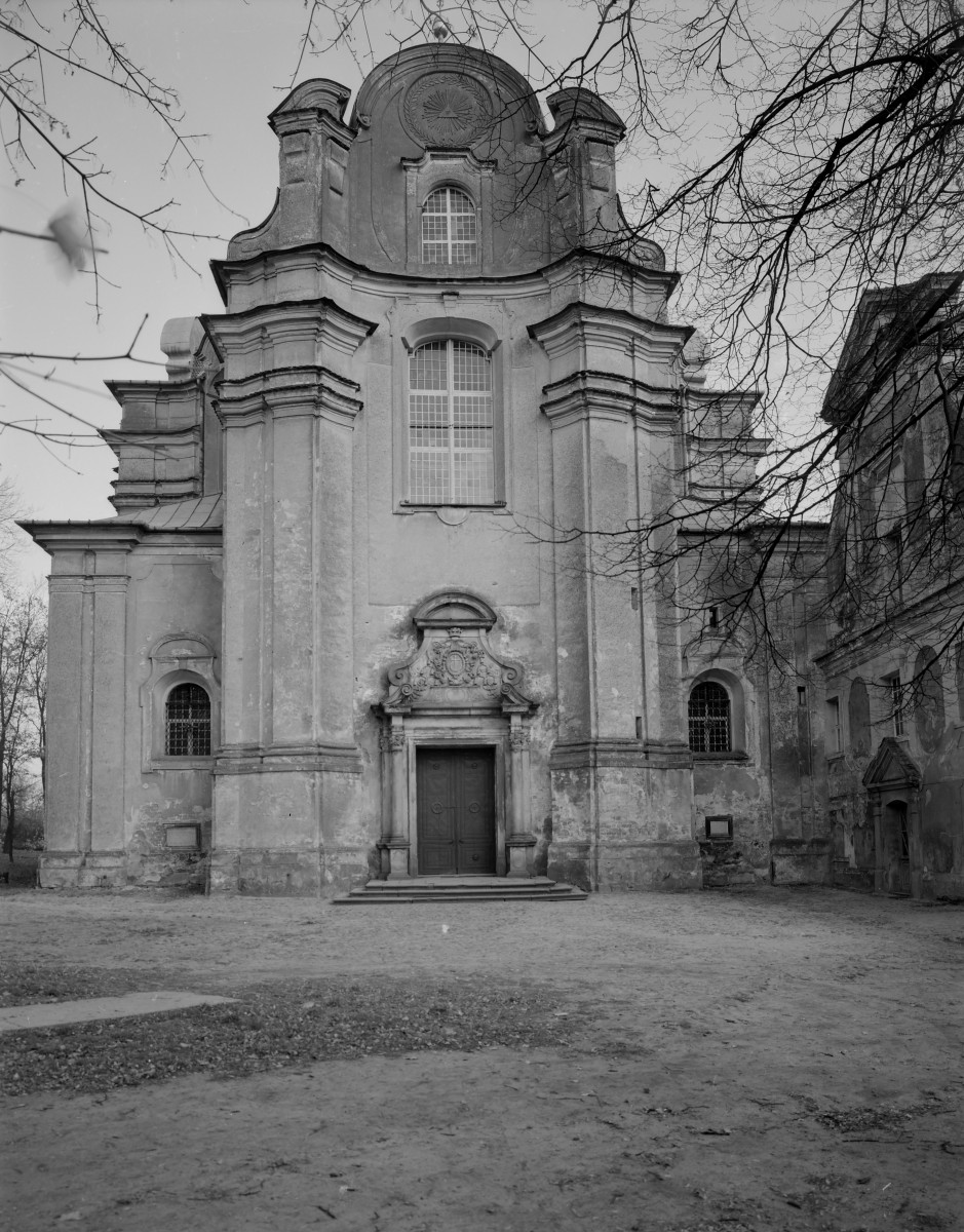 Kościół pw. NMP i św. Mikołaja - elewacja zach. portal., skan 1