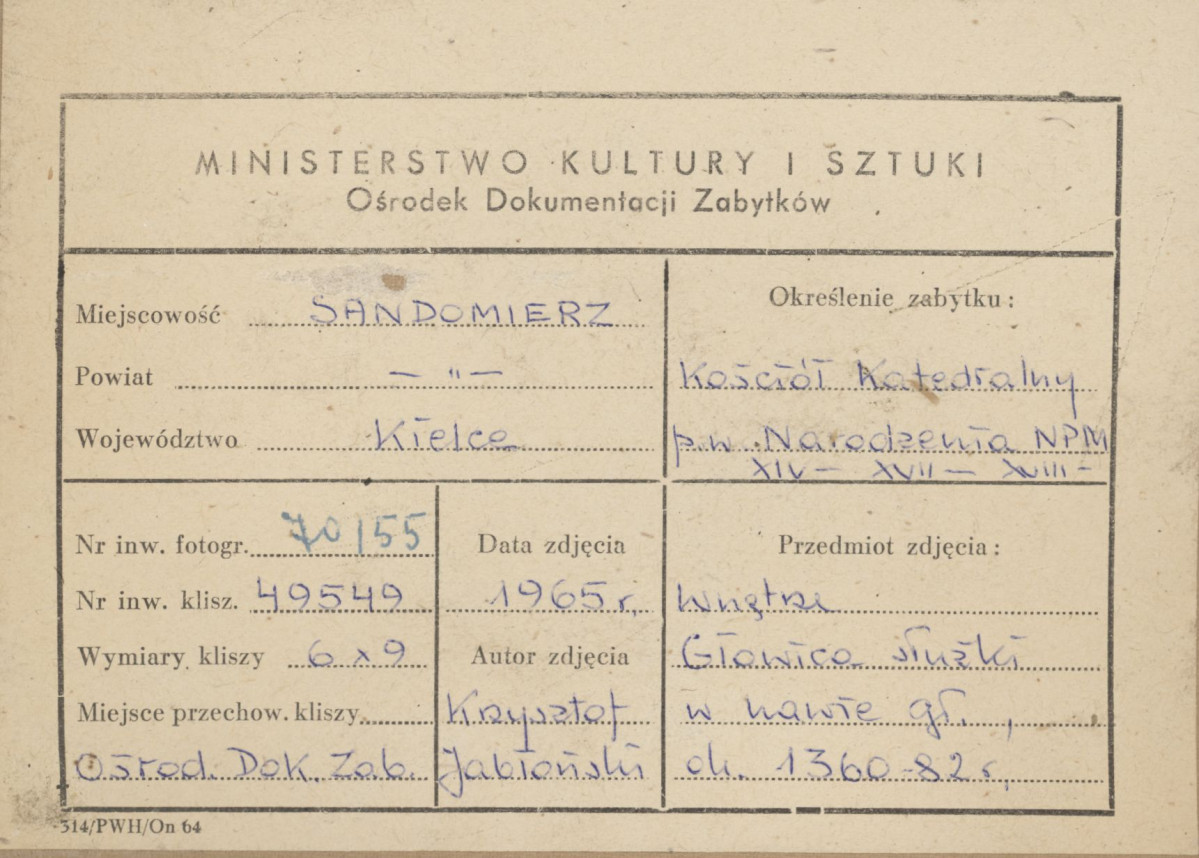  Katedra - wnętrze, widok na głowicę służki - metryczka, skan 1