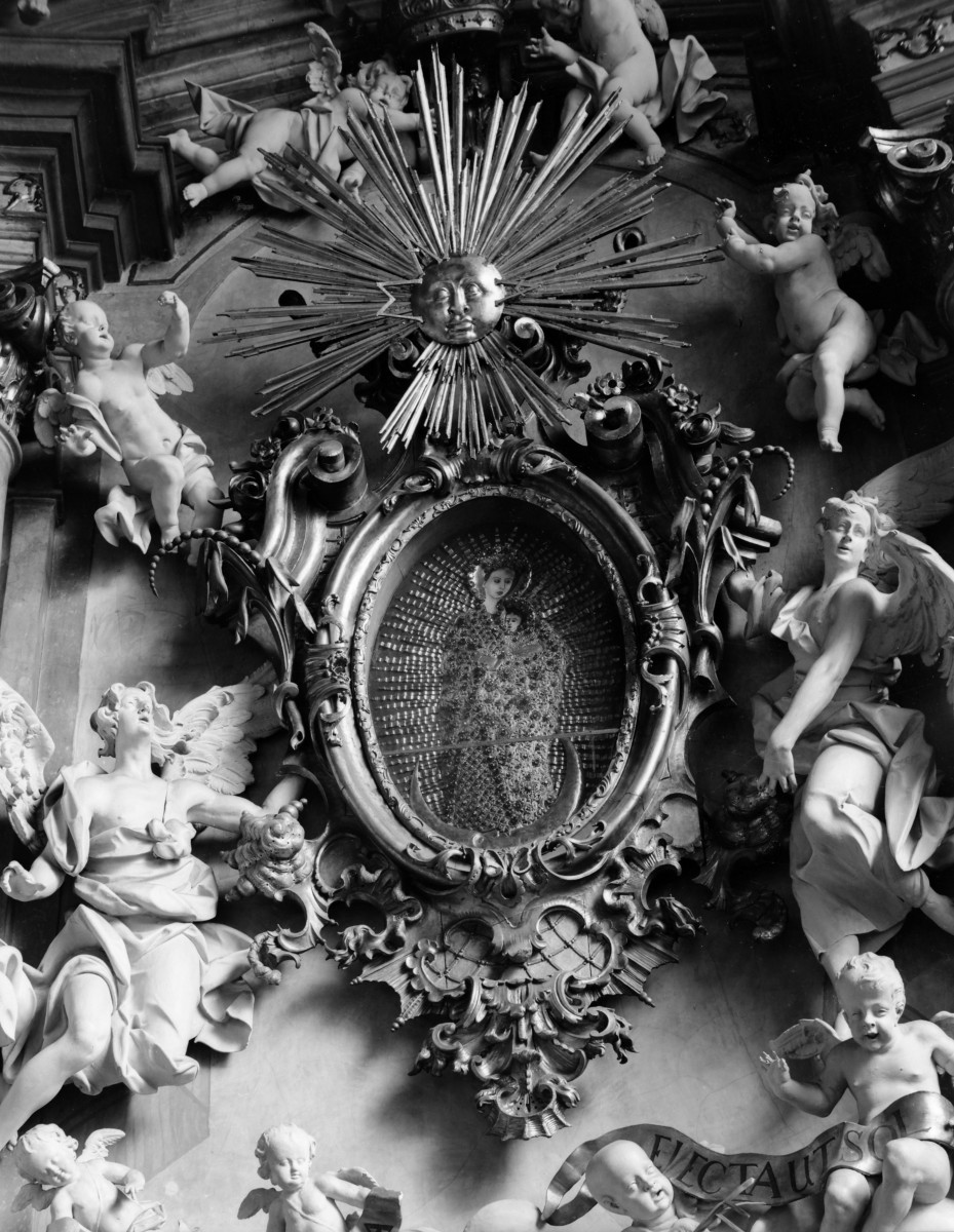 katedra św. Stanisława i św. Wacława - kaplica Matki Bożej Świdnickiej (kaplica rzeźników), ołtarz, obraz MB, gloria, skan 1