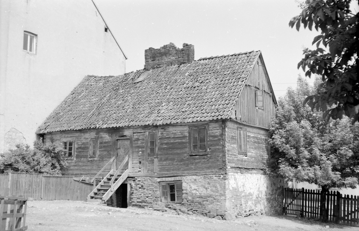 dom drewniany tzw. flisackim - widok ogólny, skan 1