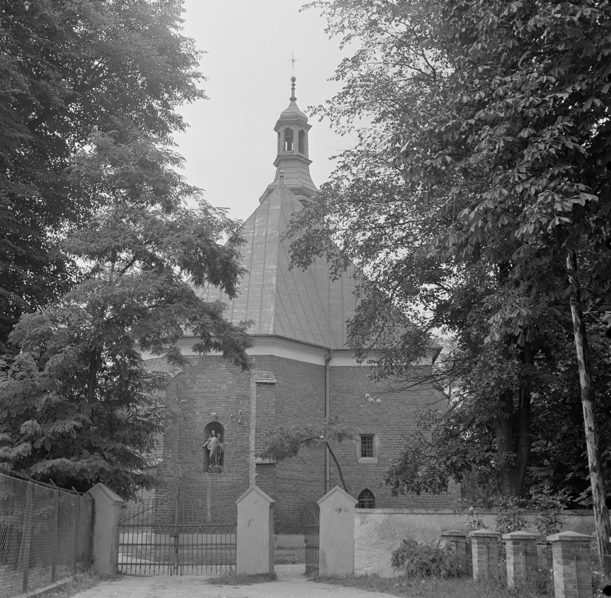 kościół kolegiacki pw. Narodzenia Najświętszej Marii Panny, - elewacja zachodnia, frontowa - portal, skan 1