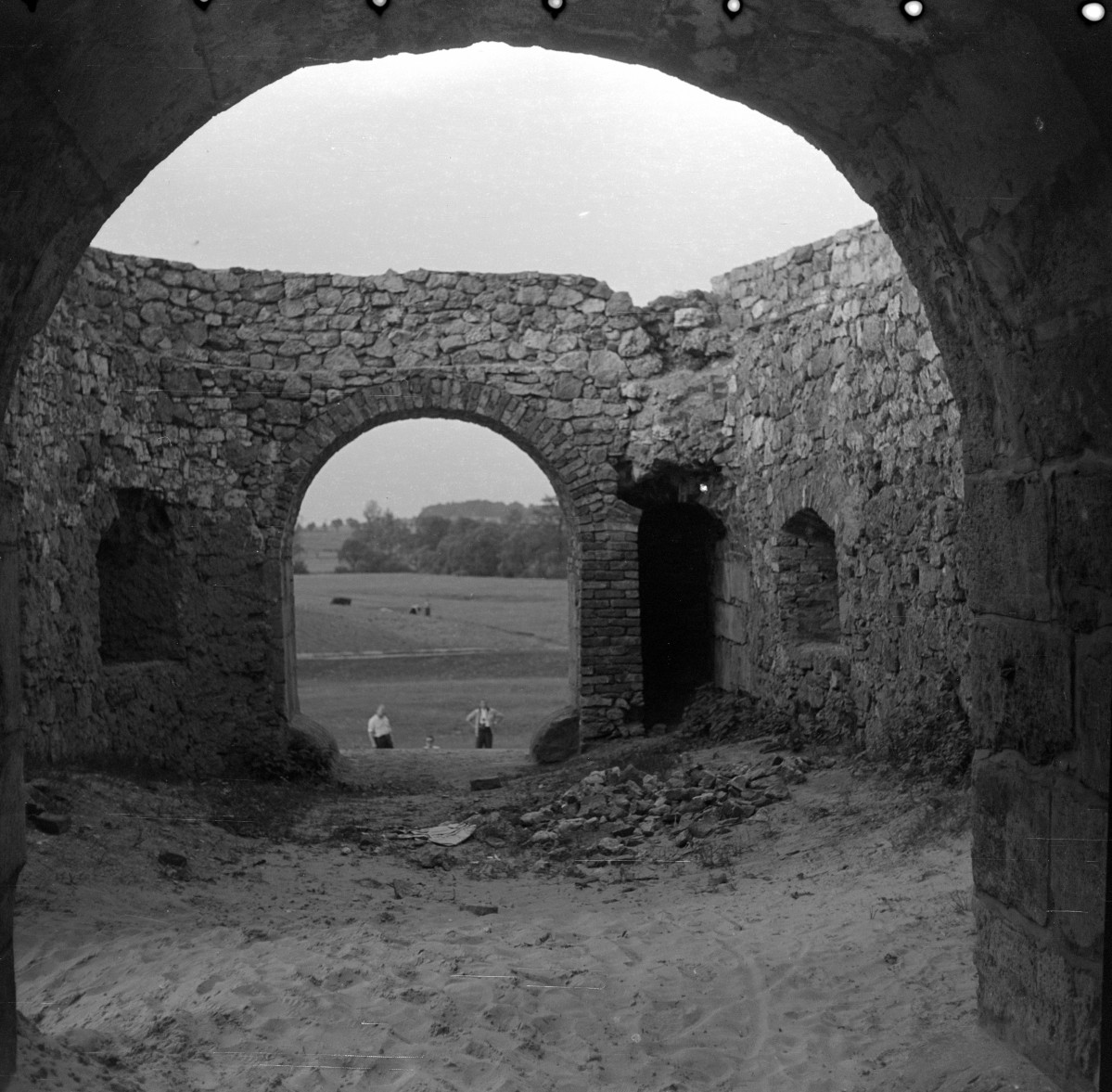 zamek biskupów krakowskich - wnętrze - widok z bastei bramnej - barbakanu, skan 1