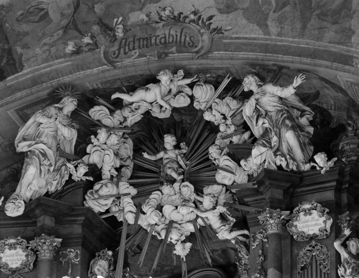 kościół, ob. parafialny pw. Wniebowzięcia Najświętszej Marii Panny - wnętrze: organy, fragment zwieńczenia, skan 1