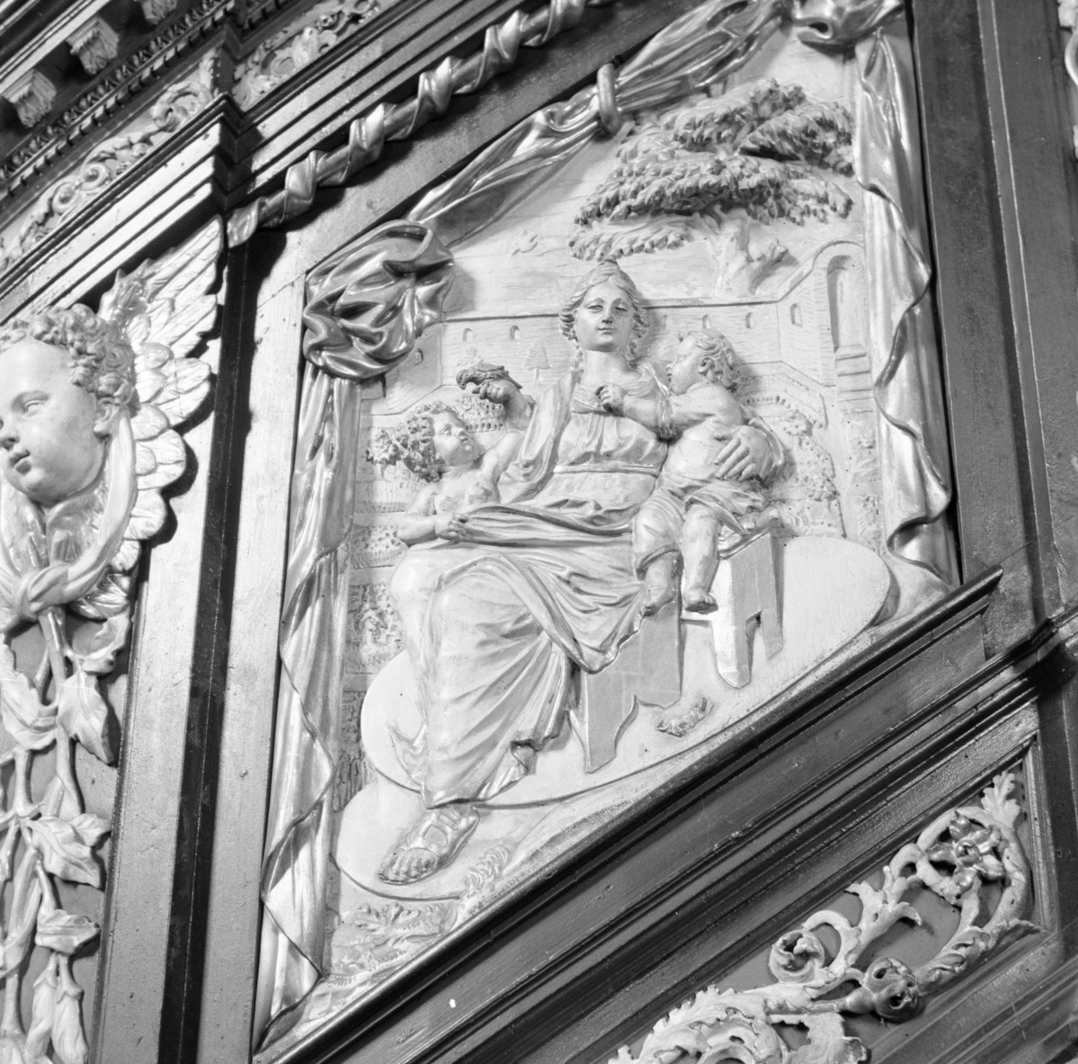 katedra św. Stanisława i św. Wacława - wnętrze, ambona - płaskorzeźba, skan 1