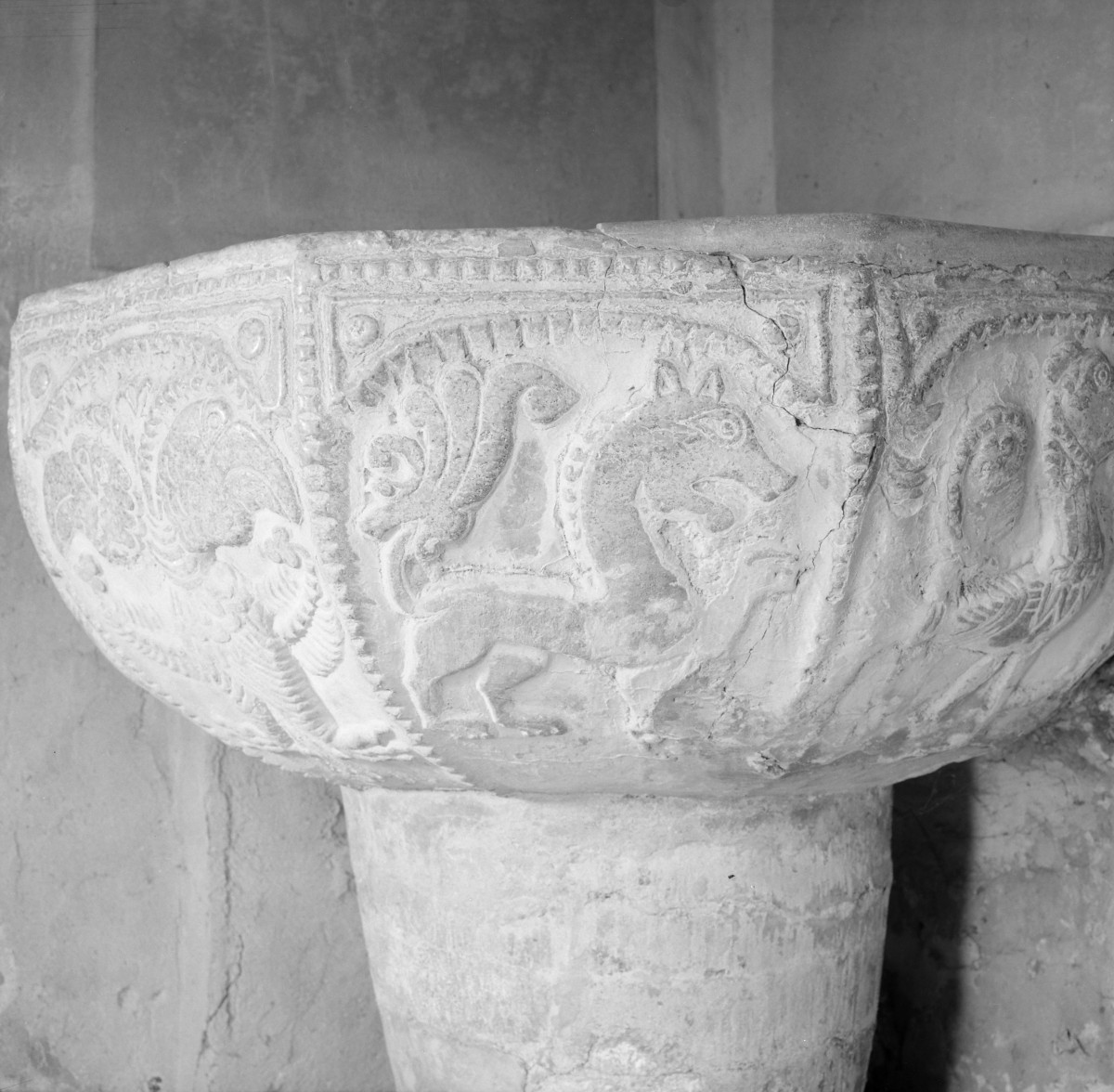 kościół pw. Wniebowzięcia Najświętszej Maryi Panny - wnętrze - kropielnica romańska z XIII w. - fragment, skan 1