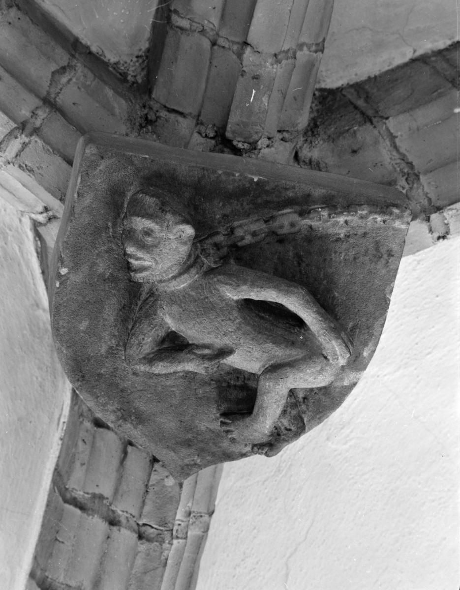 Stary Ratusz - wnętrze: zwornik z 2 połowy XV wieku. "Małpa"., skan 1