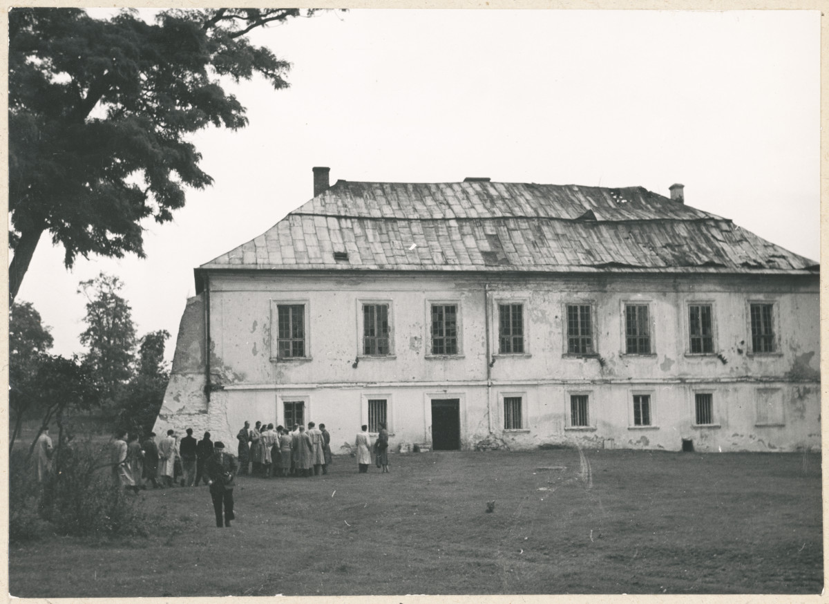 Dwór - widok elewacji frontowej , skan 1