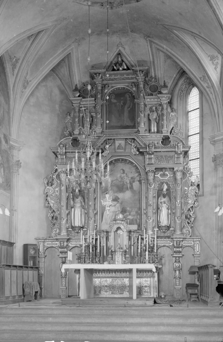 kościół oo. Karmelitów pw. św.św. Katarzyny i Barbary - wnętrze: prezbiterium i ołtarz główny, skan 1