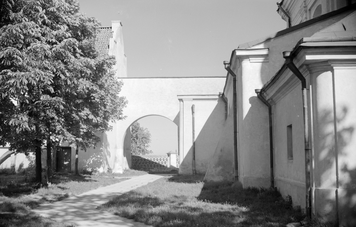 Kościół i klasztor Dominikanów - przejście na cmentarz kościelny, skan 1