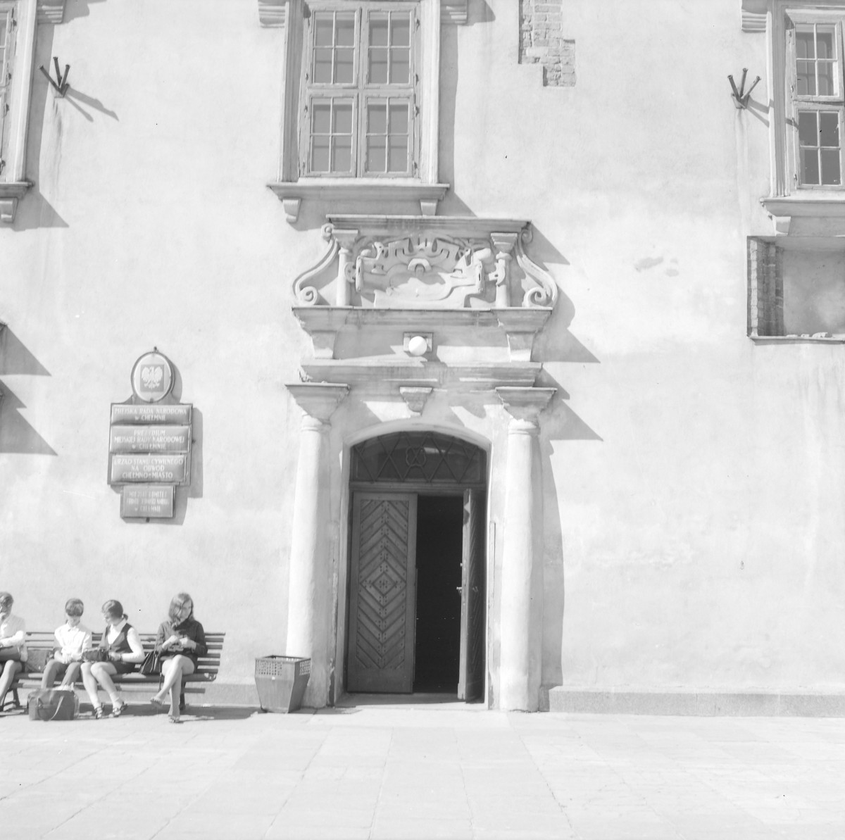 Ratusz - portal główny z flankującymi kolumnami oraz kartuszem, skan 1