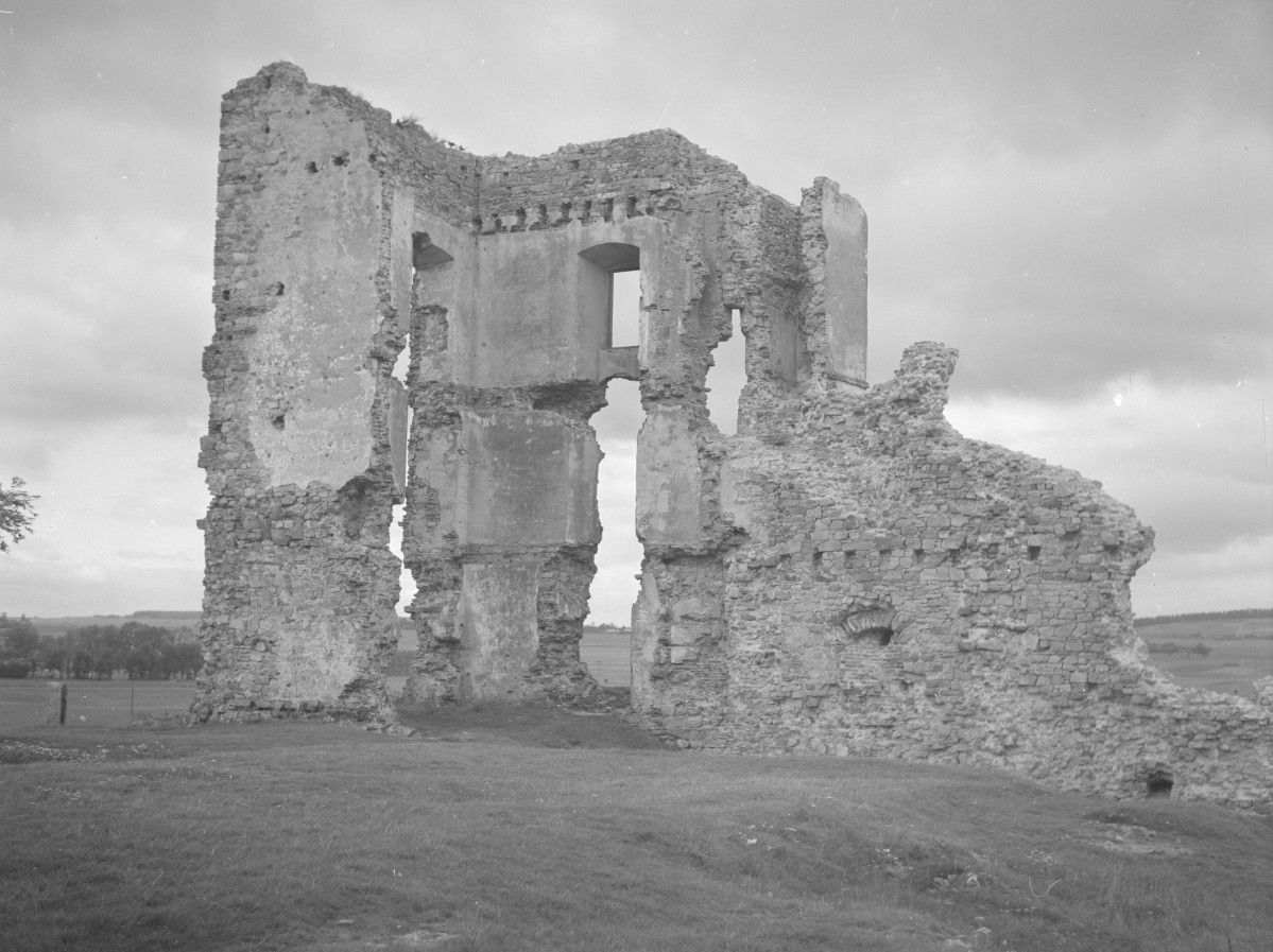 wnętrze ruin zamku - widok od str. płn., skan 1