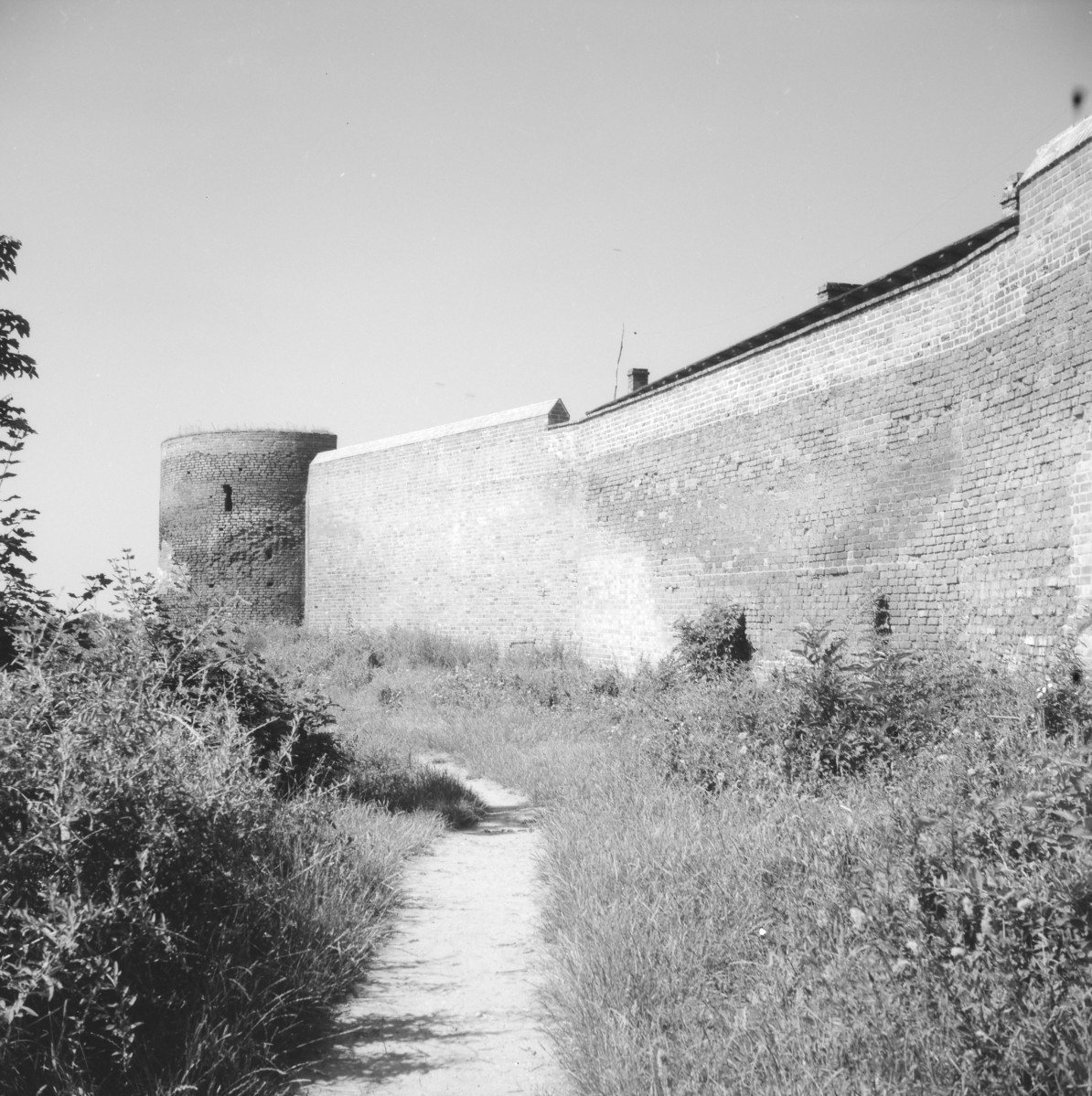 Mury miejskie z widocznym narożnikiem w postaci baszty. , skan 1