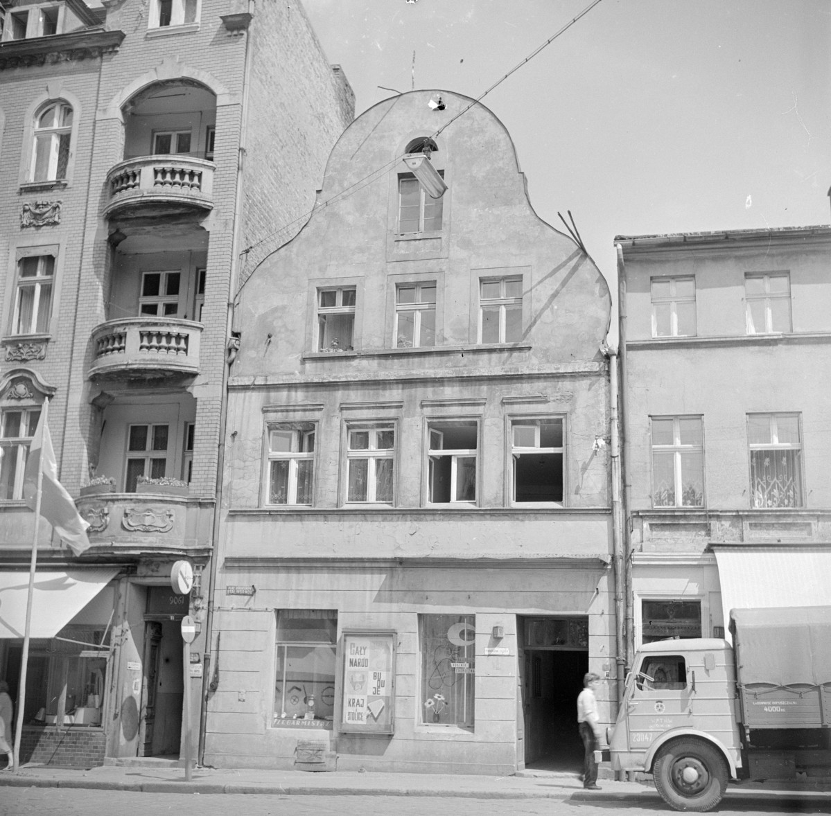 kamienica - elewacja frontowa, szczyt, skan 1