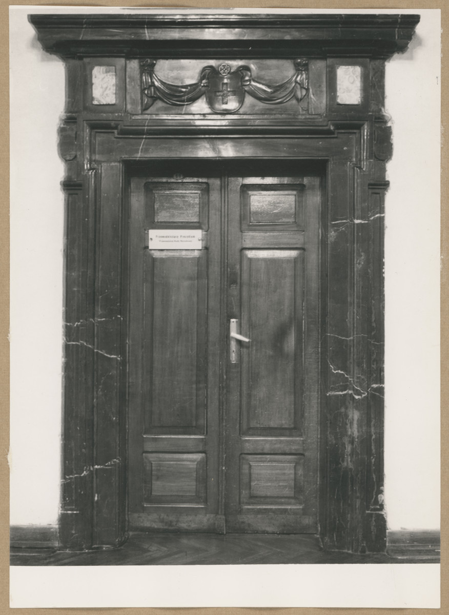 Pałac biskupów - wnętrze, d. sala jadalna, portal do pokoi senatorskich, skan 1