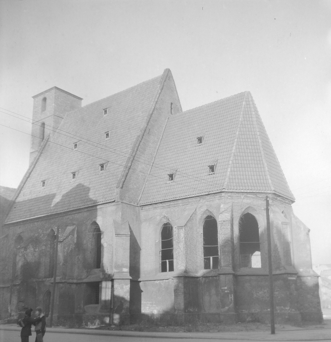 Kościół św. Krzysztofa - widok ogólny całej bryły. Przypory i maswerk. , skan 1