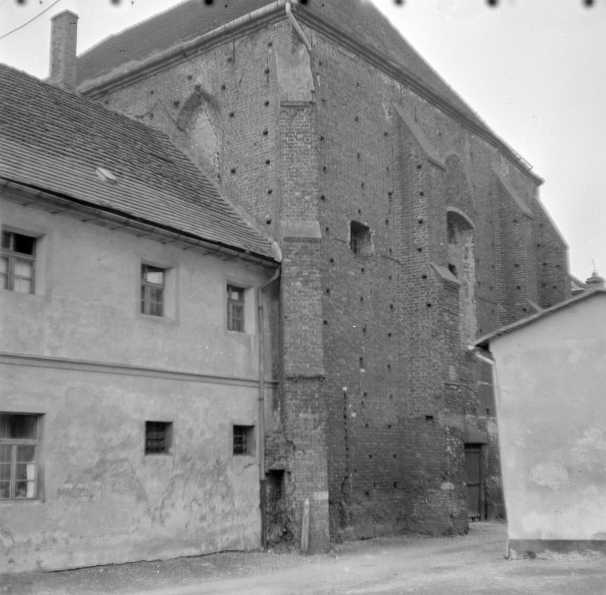 klasztor Fanciszkanów - kościół pw. św. Franciszka z Asyżu i św. Piotra z Alkantary - elewacja frontowa - widok od zachodu - fragment, skan 1