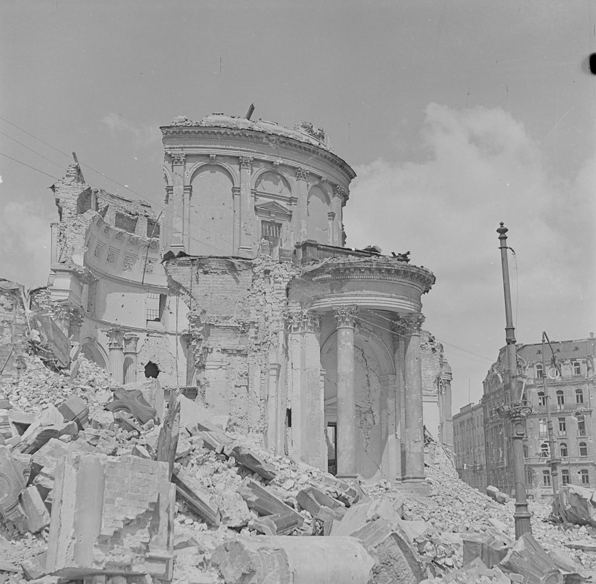 Zniszczony kościół św. Aleksandra. Fragment ruin. Widok na ruinę prezbiterium. Widoczne kolumny., skan 1