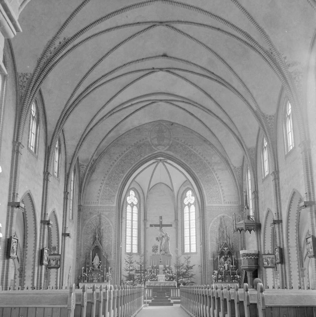 kościół parafialny pw. św. Franciszka z Asyżu - wnętrze: widok na ołtarz główny, skan 1