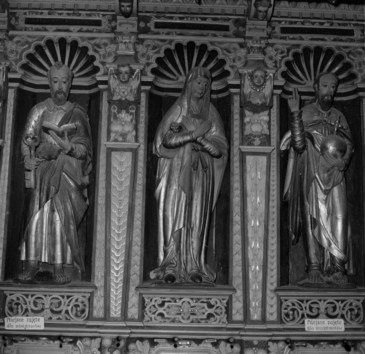 kolegiata Bożego Ciała - stalle, św. Piotr, Madonna, Chrystus, skan 1