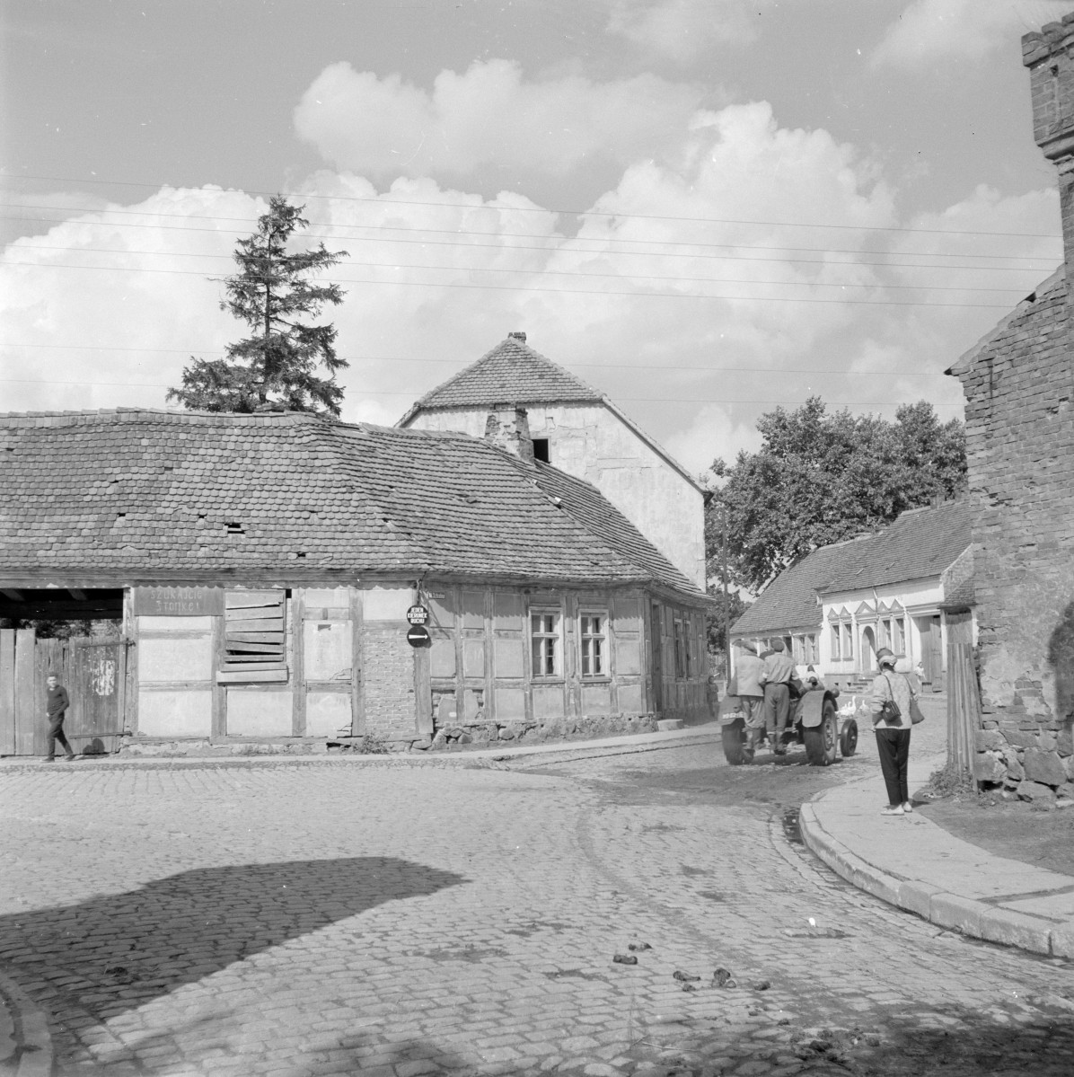 zabudowa miejska, domy - elewacje szachulcowe, skan 1