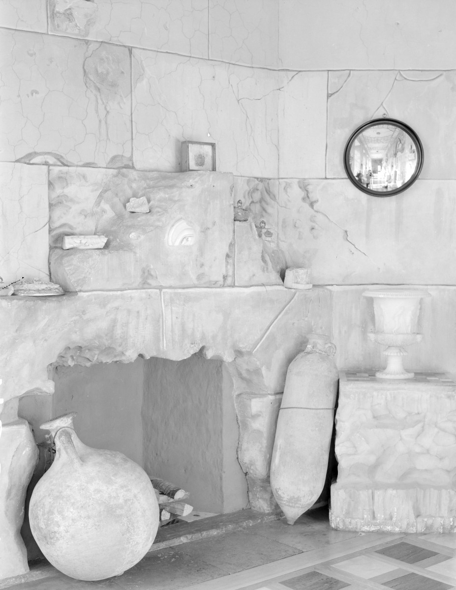 zamek magnacki Lubomirskich i Potockich - wnętrze - piętro I - korytarz "Galeria Rzeźb" - fragment, skan 1