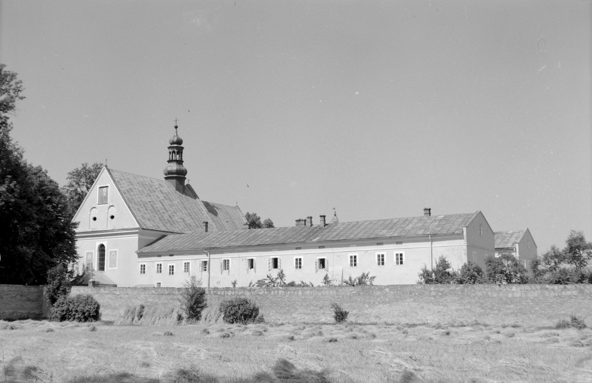 Zespół klasztorny reformatów - widok ogólny od zach., skan 1