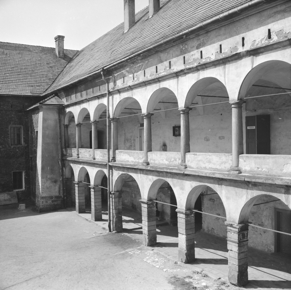 zamek królewski - dziedziniec arkadowy - krużganki - fragment, skan 1