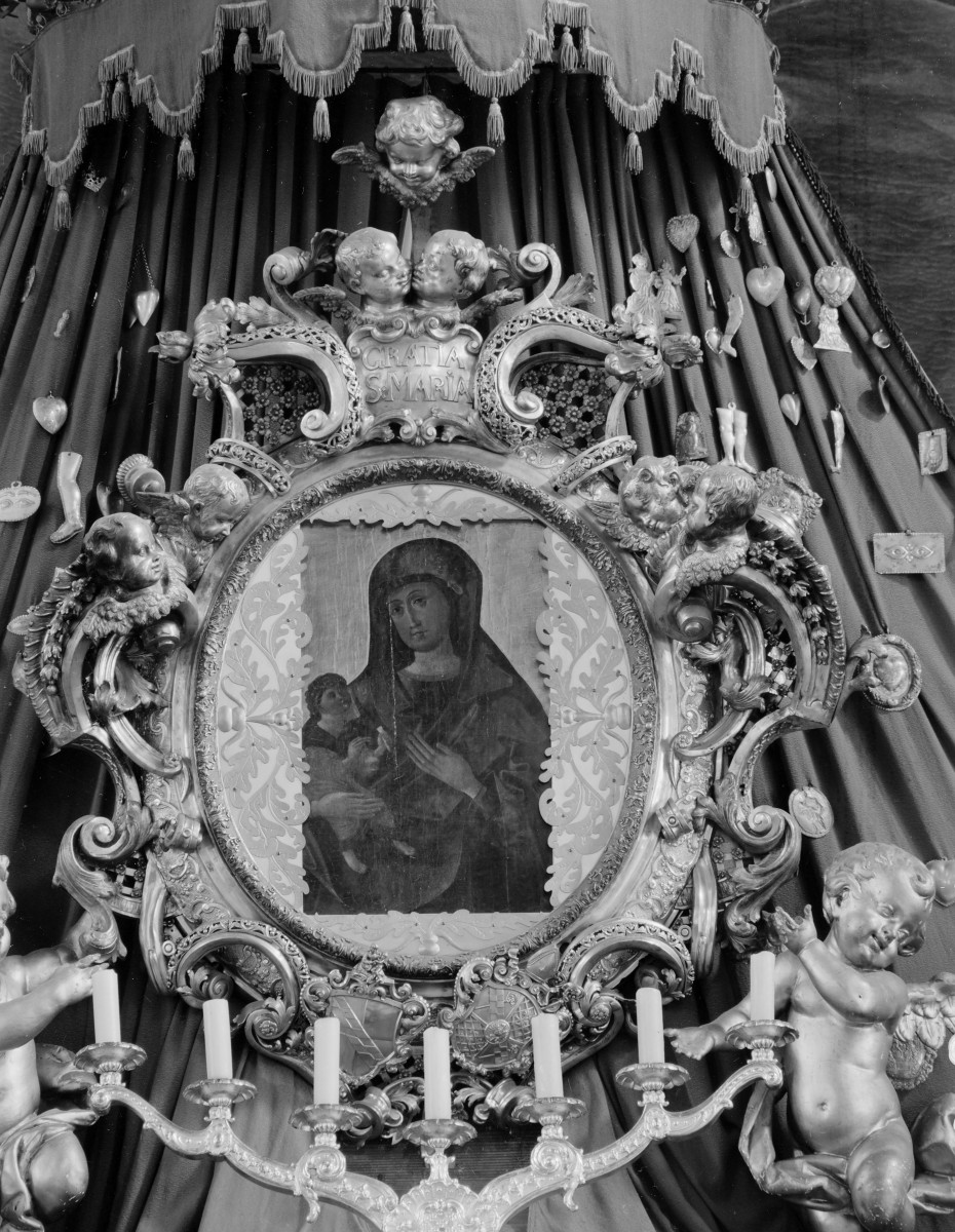 klasztor Benedyktynek - kościół pw. Wniebowzięcia Najświętszej Maryi Panny - wnętrze - prezbiterium - ołtarz główny - Ikona Matki Bożej Łaskawej, skan 1