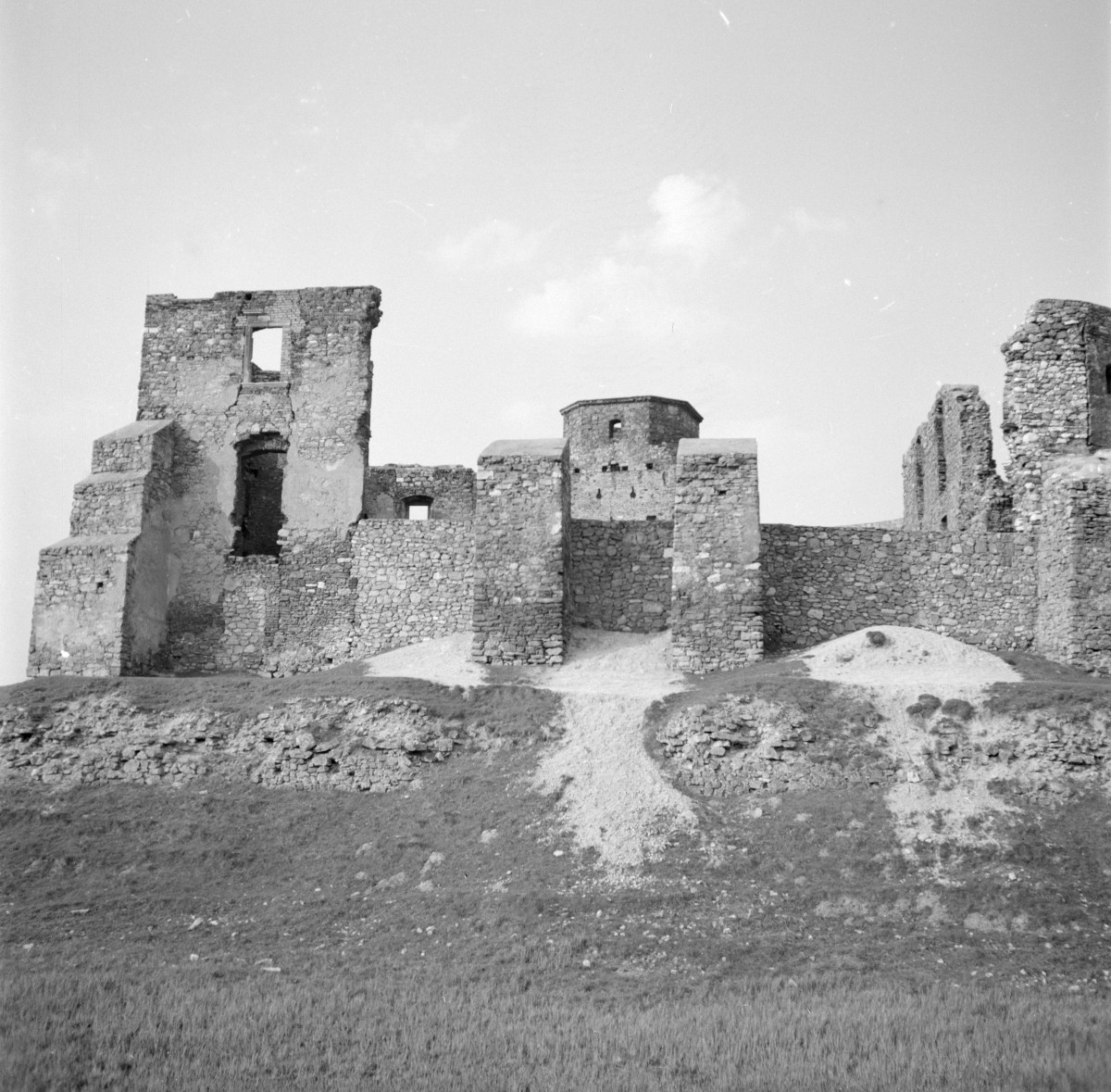 zamek biskupi - elewacja płd. ruiny, skan 1