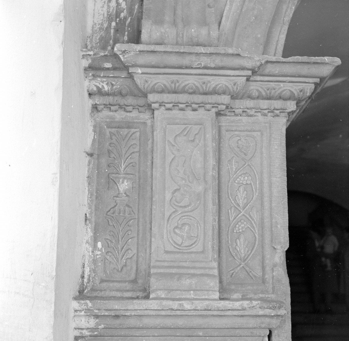 kamienica - portal, fragment, skan 1