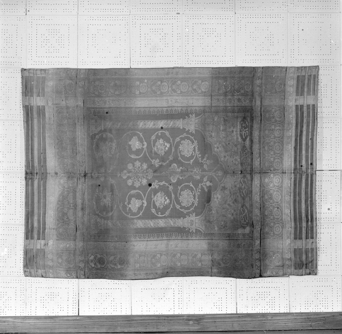 Muzeum Narodowe - Makata z imionami czterech kalifów. Imperium Osmańskie, Chios (?).Tkanina dwuosnowowa i wielowątkowa. Splot atłasowy, skan 1