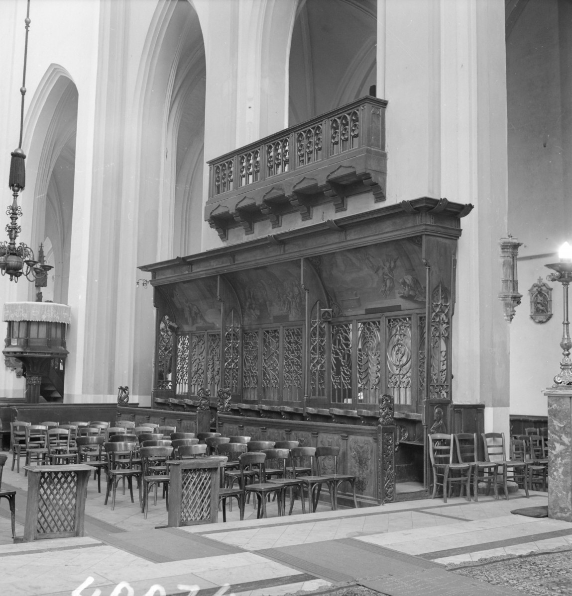 Kościół Garnizonowy Bazylika Mniejsza pw. Św. Elżbiety - wnętrze: gotyckie stalle ze schyłku XV w. zdobione malowidłami z 1738, fragment ambony, empora nad stalle, skan 1