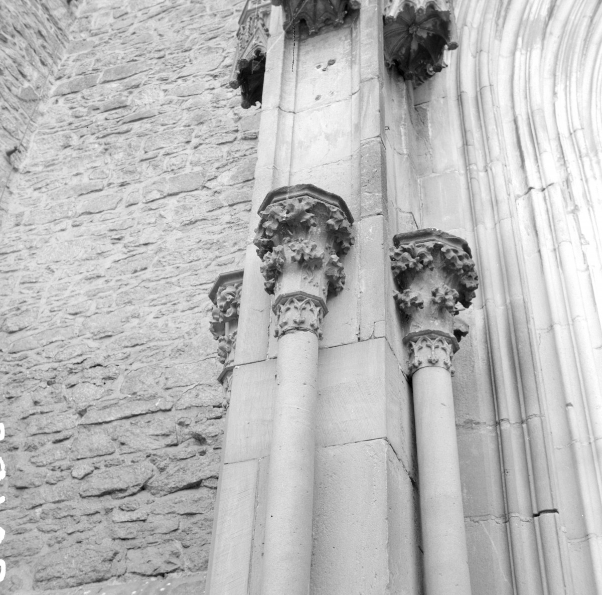 kościół pod wezwaniem św. św. Apostołów Piotra i Pawła - elewacja zachodnia, fragment dekoracji rzeźbiarskiej przy portalu, skan 1