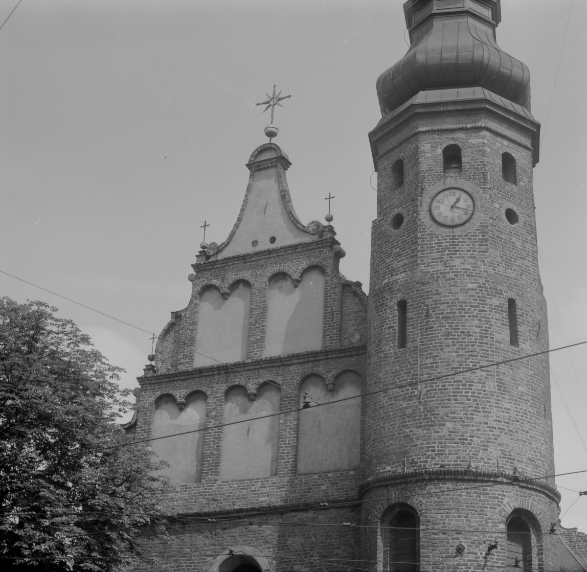 Kościół Klarysek WNMP - elewacja zachodnia od strony placu Teatralnego, wieża z barokowym hełmem, skan 1