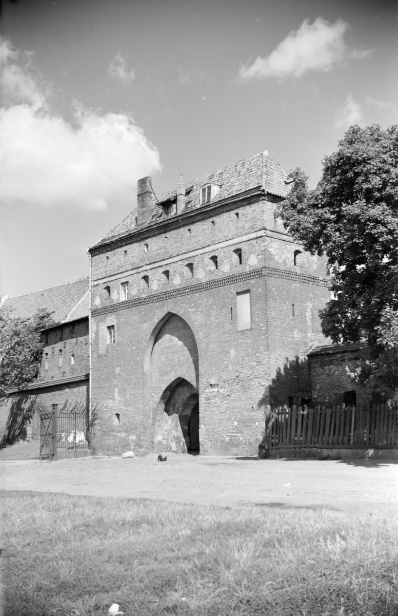 Brama Klasztorna - widok ogólny., skan 1