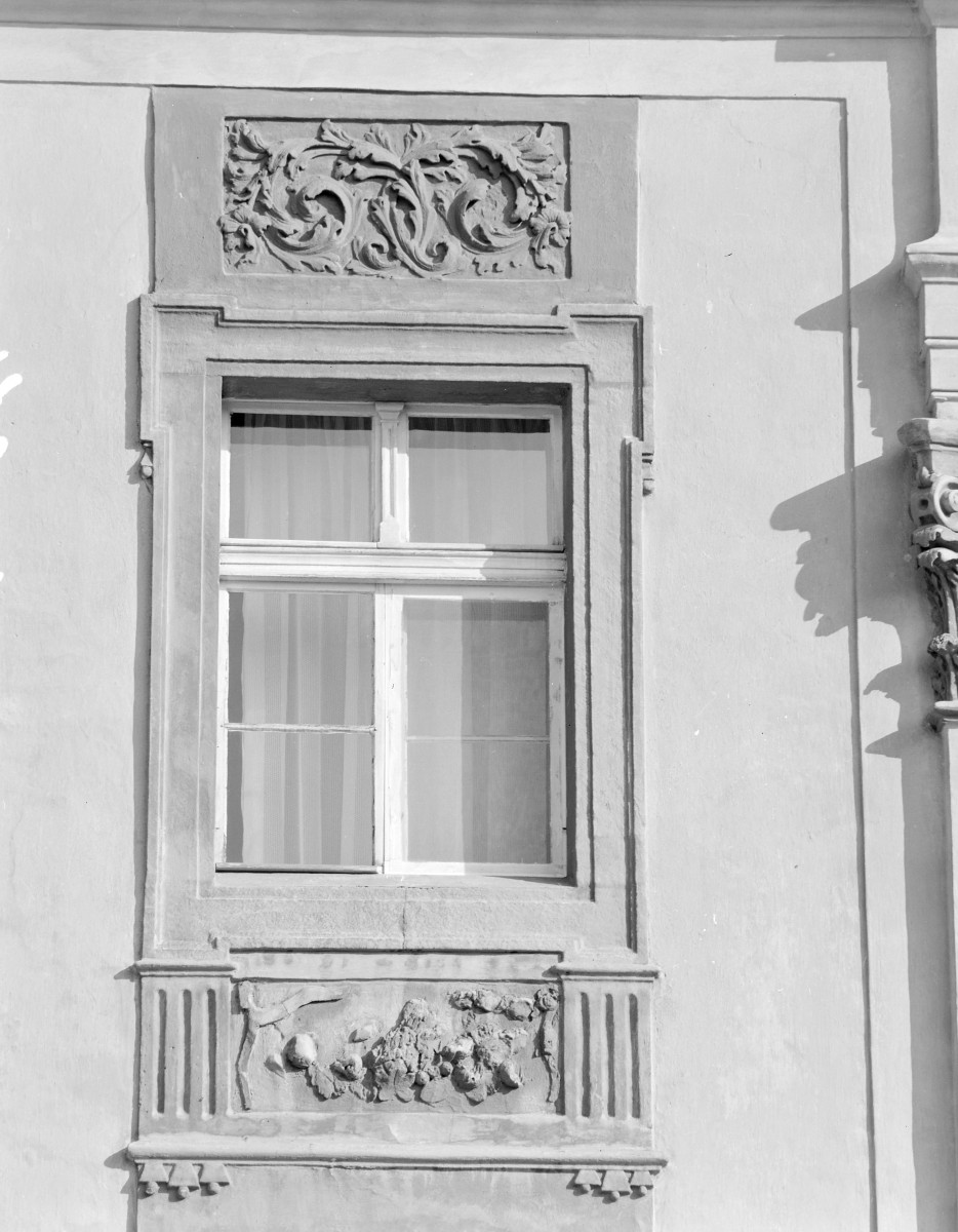 sanktuarium św. Jadwigi Śląskiej - okno w elewacji, skan 1