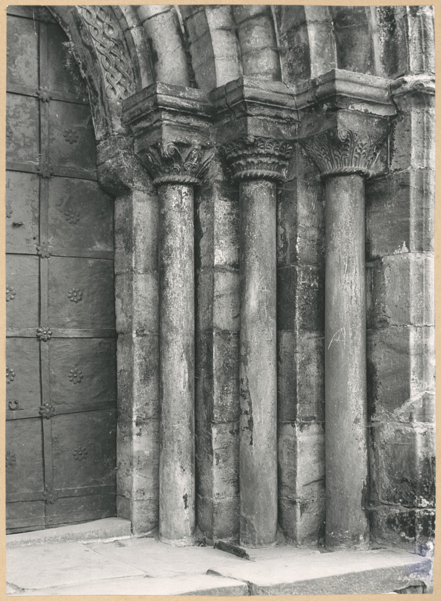 Zespół opactwa cystersów - portal główny kościoła, widok na kolumienki po prawej stronie , skan 1