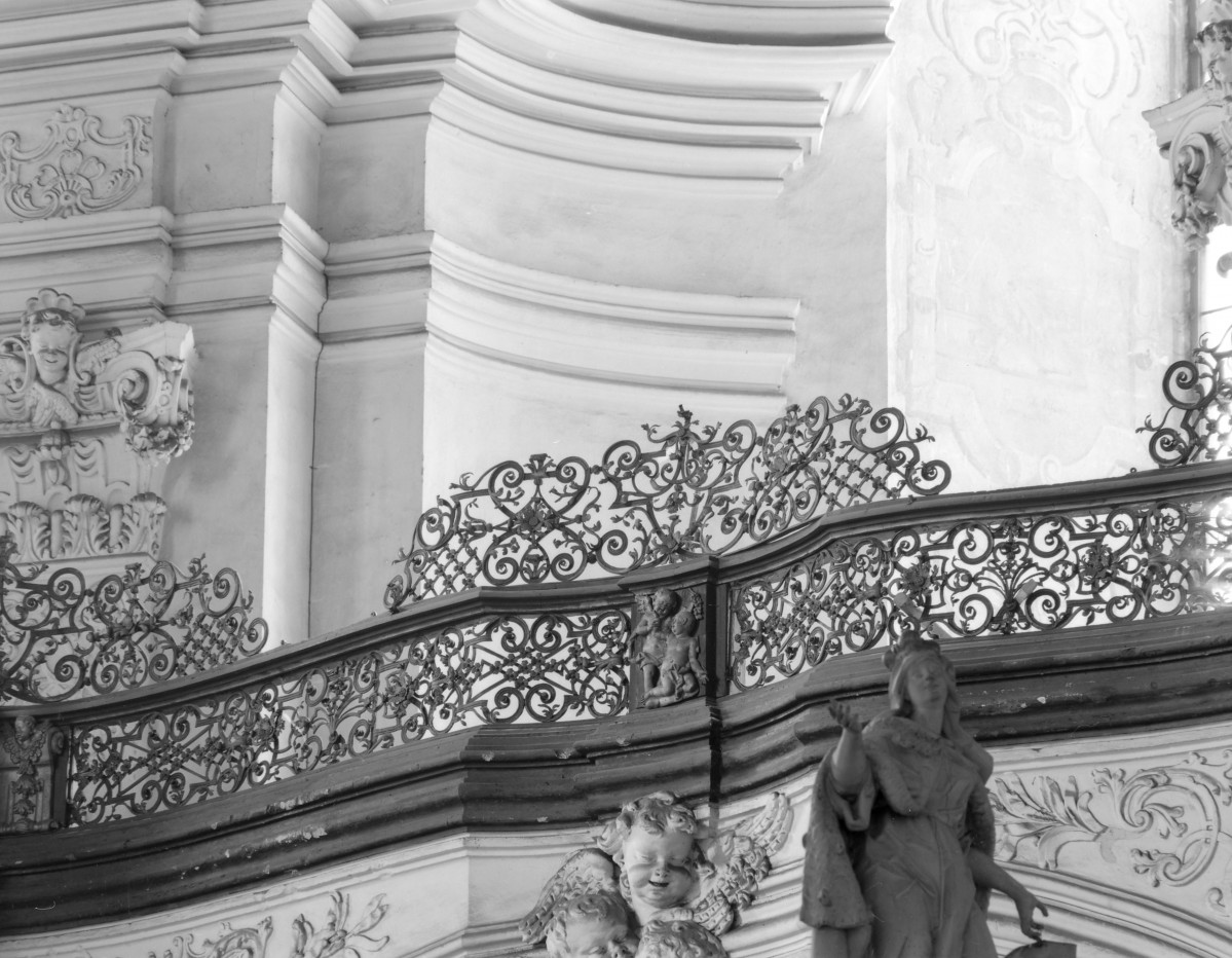 kościół, ob. parafialny pw. Wniebowzięcia Najświętszej Marii Panny - wnętrze: krata empory w transepcie, skan 1