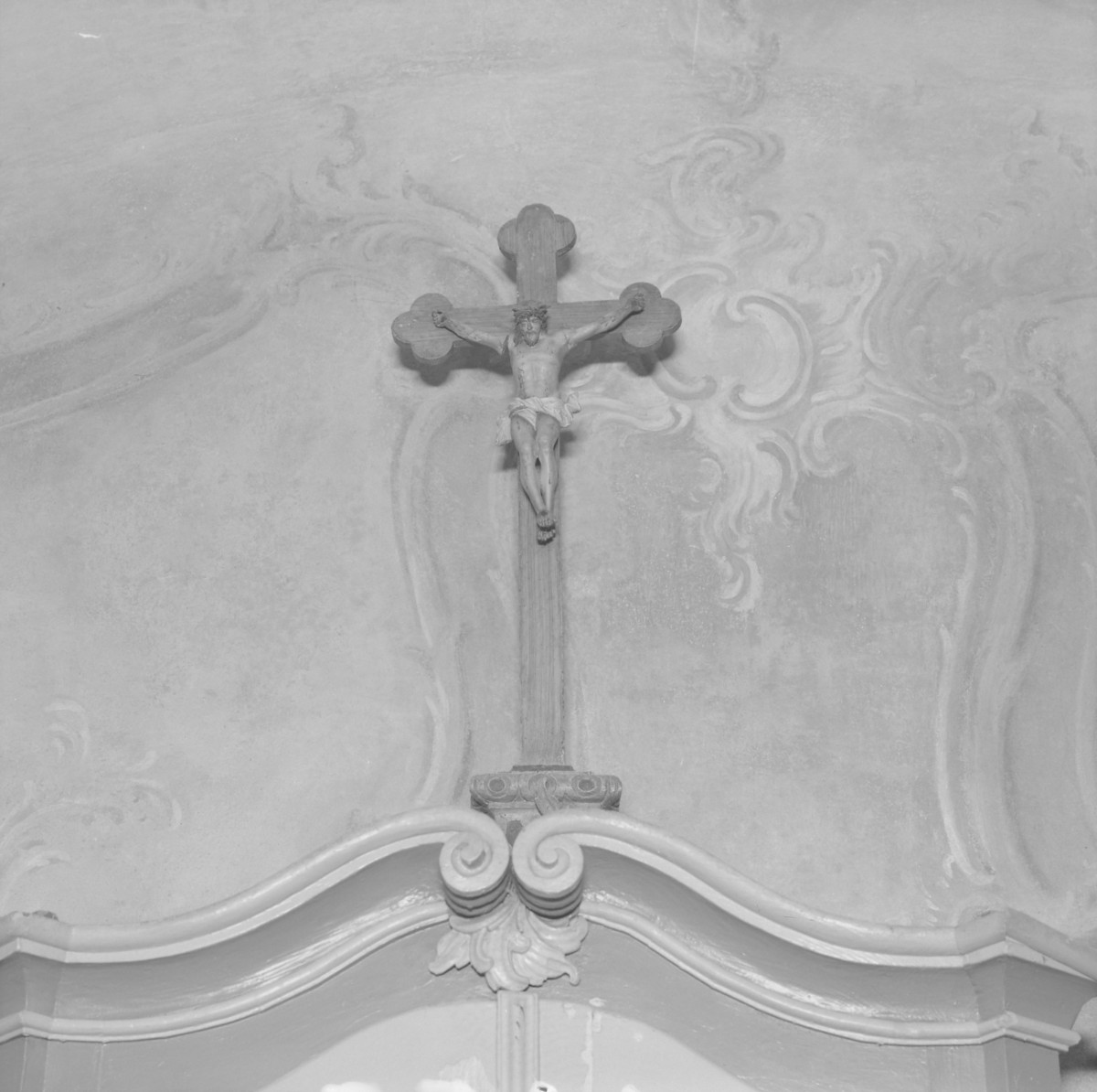klasztor ss. Mniszek Benedyktynek - kościół pw. Najświętszej Maryi Panny i św. Wojciecha - wnętrze - zakrystia - krucyfiks na komodzie, skan 1